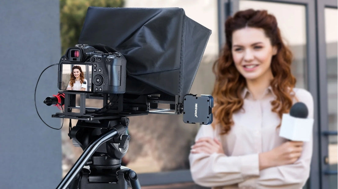 NEEWER X14 foldable teleprompter for mobile livestream and outdoor recording.