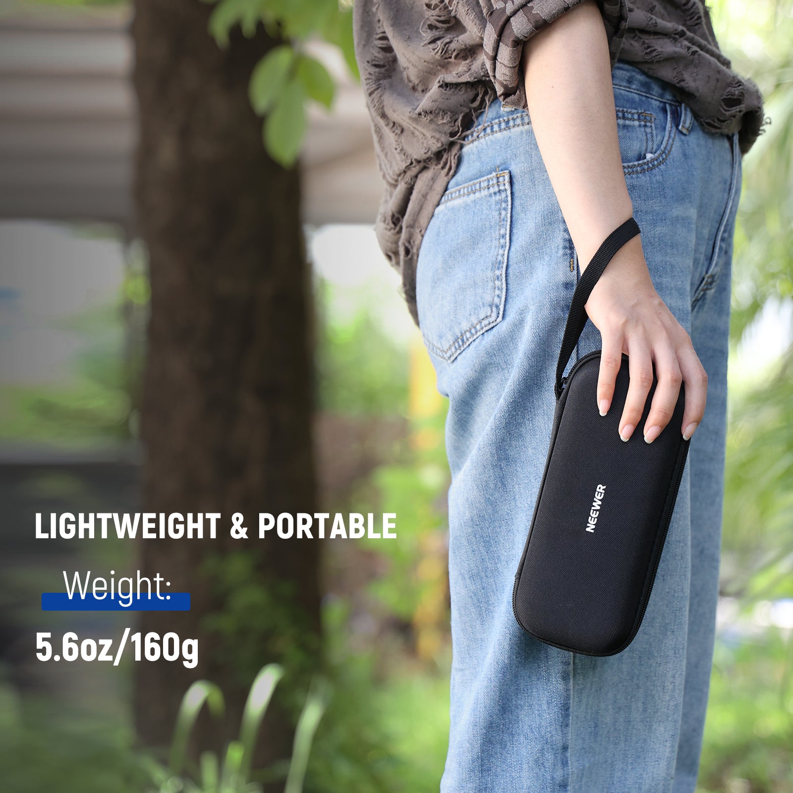 NEEWER AC025 Portable Carrying Case is lightweight.