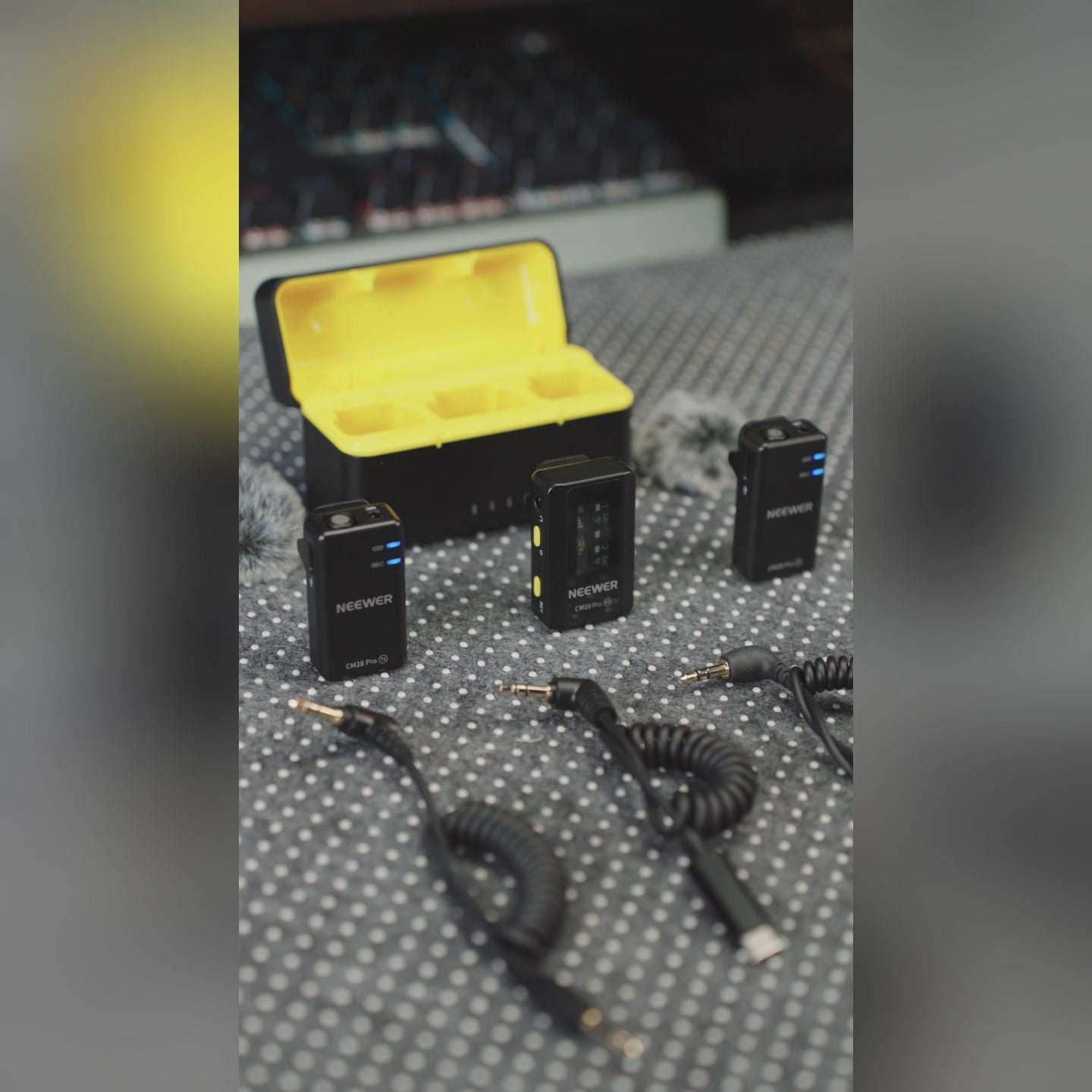 NEEWER CM28 PRO Wireless Mic System with Charging Case